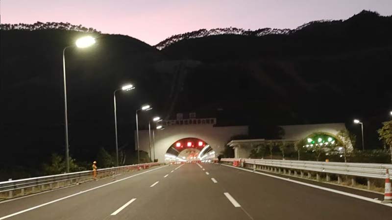 Yaham Traffic Lights up the Huangmaohai Link - yaham