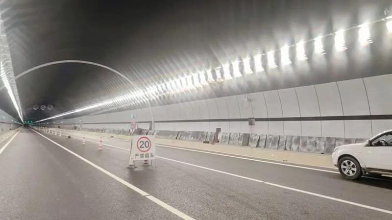 Yaham Traffic Lights up the Huangmaohai Link - yaham