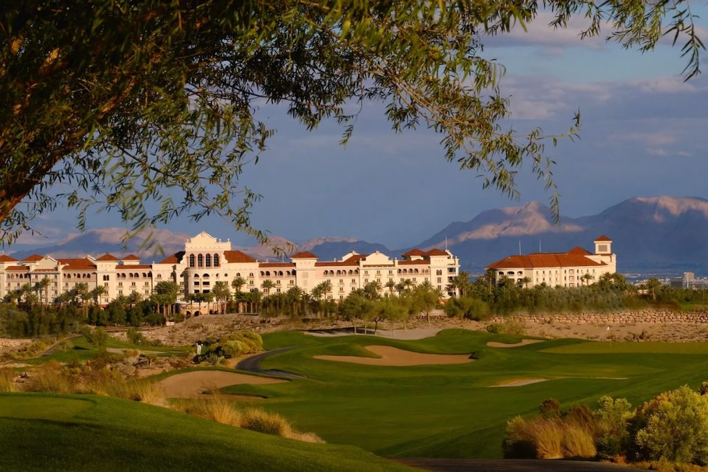 YAHAM Project Spotlight | 220 m&sup2; Outdoor LED Display Lights Up a Las Vegas Resort - yaham