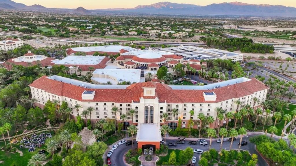 YAHAM Project Spotlight | 220 m&sup2; Outdoor LED Display Lights Up a Las Vegas Resort - yaham